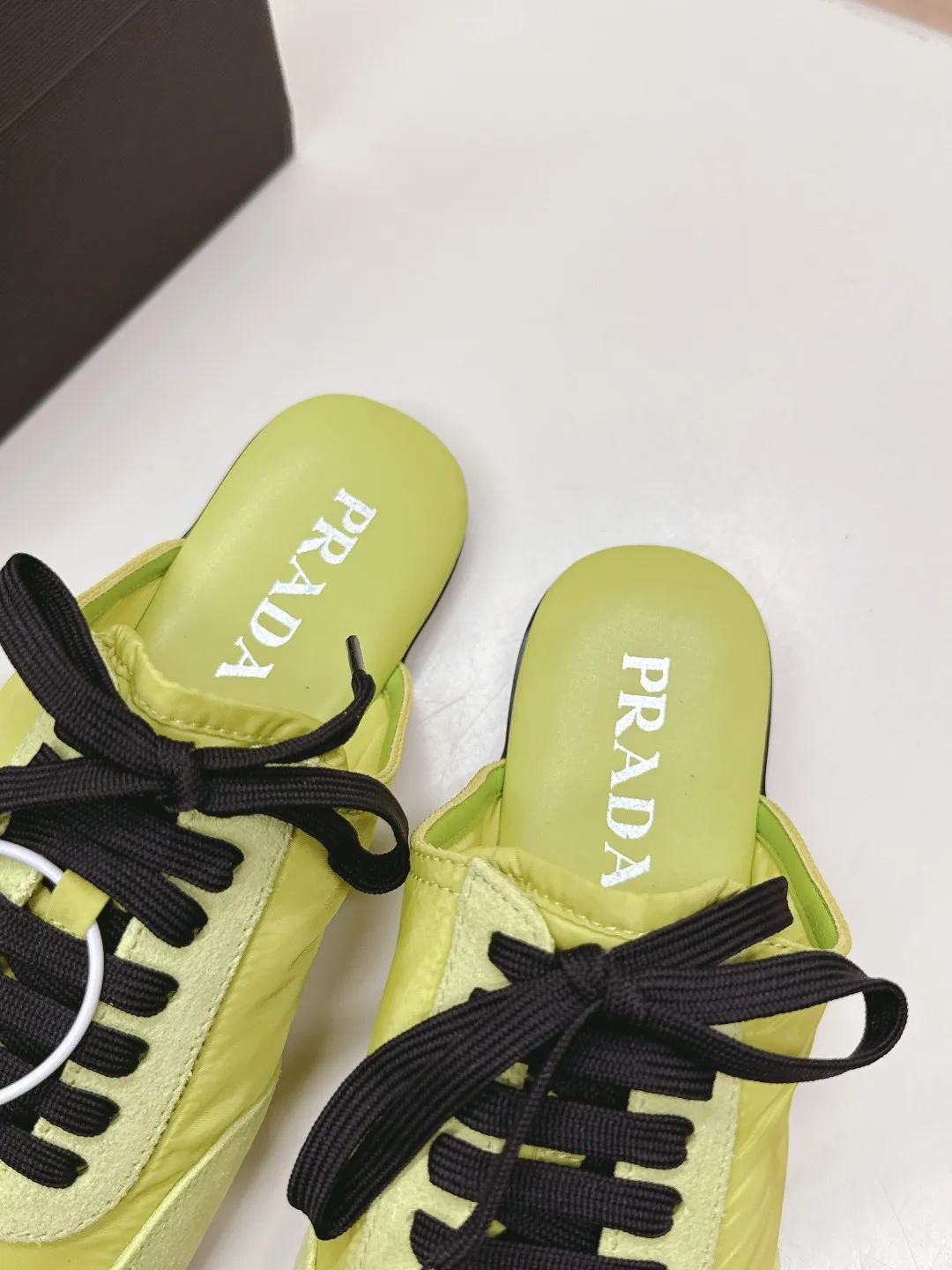 👟👟Ex-factory price 480👟👟 New color half-flop Prada Collapse recycled nylon and suede leather stretch half-flop 2025 spring and summer latest catwalk model Forrest Gump slippers Fashion item thin casual slippers This extremely lightweight sports shoe is made of recycled nylon and suede leather to create a three-dimensional shoe shape. The mixed materials highlight Prada's sports style and exquisite craftsmanship soul. The flat bottom design and elastic side cuffs make it easy to put on and take off with ease. The upper is decorated with a screen-printed logo ● Thin rubber sole · Removable leather insole upper, a casual shoe that is light, easy to wear and practical, with an original molded rubber outsole! Encounter a variety of colors combined with Forrest Gump shapes and iconic details such as Prada regenerated nylon to interpret a new style. Size: Women’s size. 35～39# 40.41